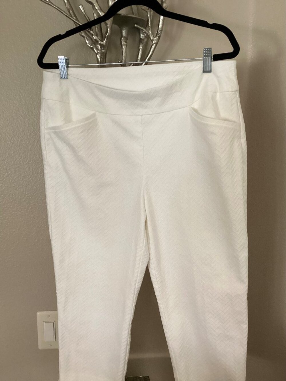 Chico's white patterned capri pants, size 2 (10/12)
